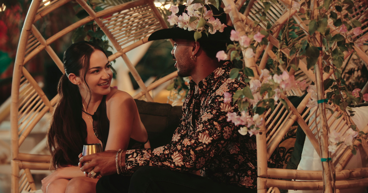 Sneaky Links: Dating After Dark couple