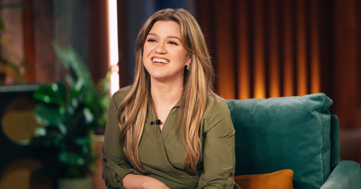 Kelly Clarkson boob job