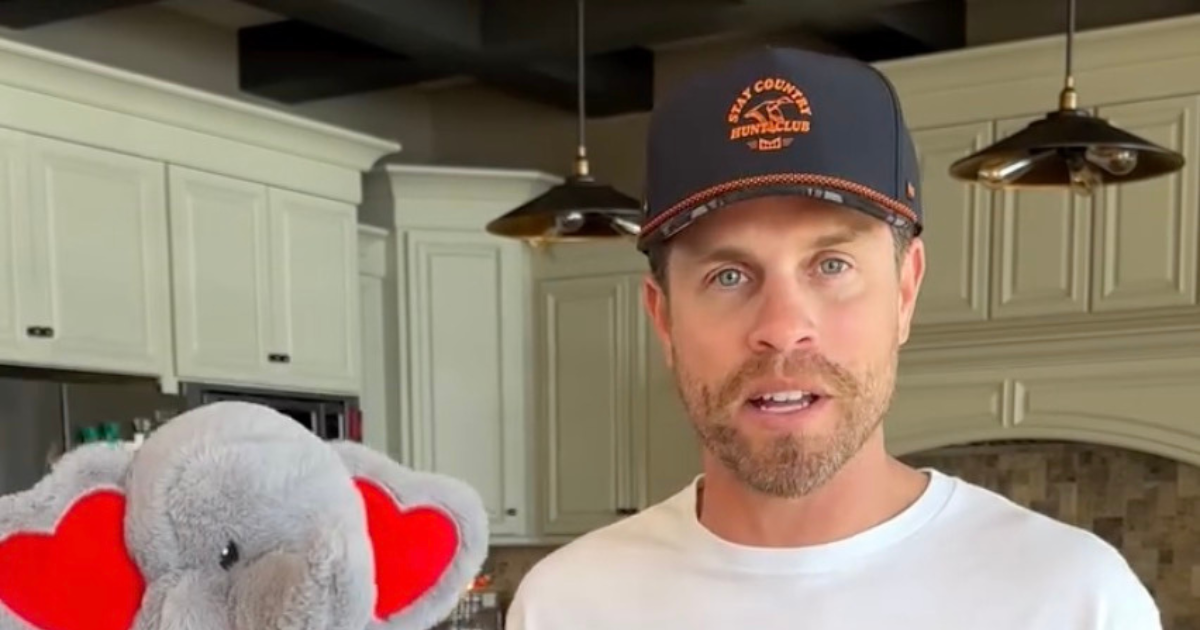 Dustin Lynch cameo In the City