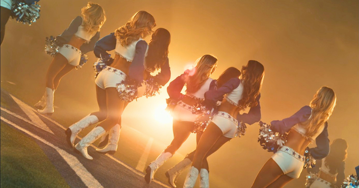 some dallas cowboys cheerleaders maybe including ones who have left idk it's from the intro of the netlix show and i thought it looked artsy